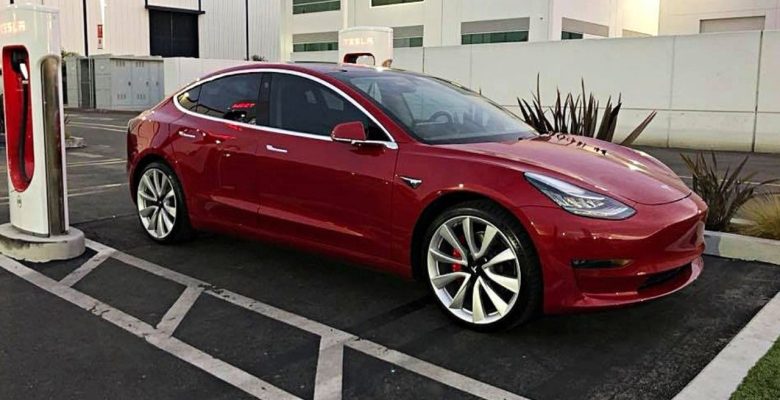 Tesla, yazılım güncellemesi sırasında aracı kilitliyor mu?