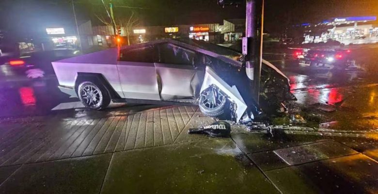 Tesla Cybertruck, otonom ilerlerken direğe girdi!